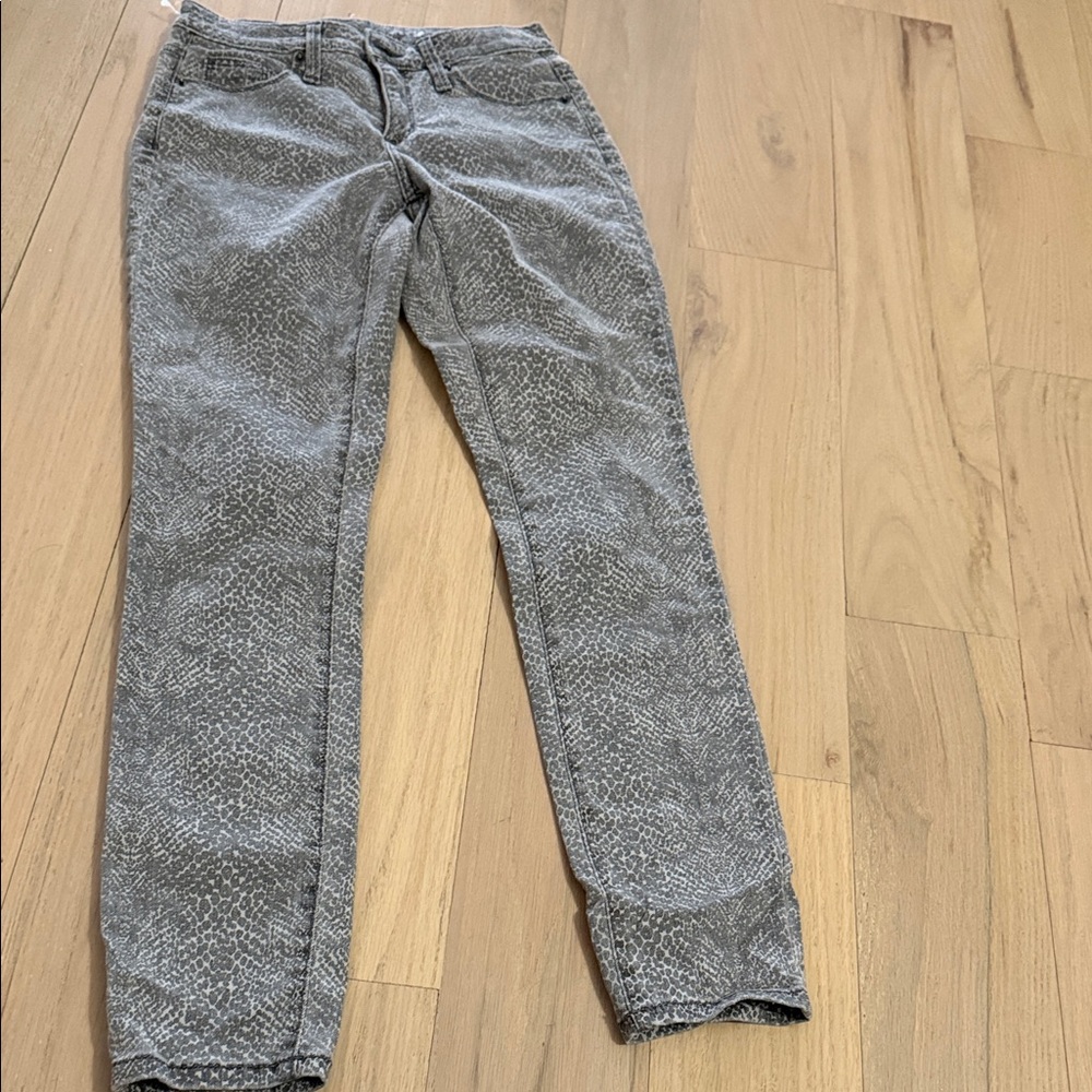 Universal Thread Black and Gray snake print Jeans